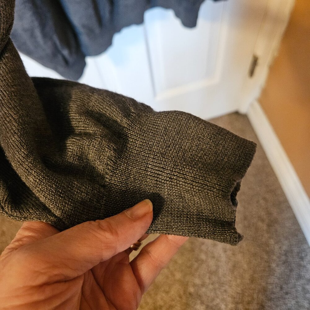 Men's Sweater - Picture 4 of 5